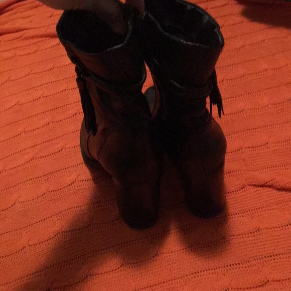 Fierce black bootie! Leather with tassel detail. - Picture 3 of 6